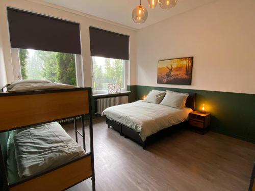 梅德巴赫Waldhaus Kustelberg的一间卧室设有一张床和两个窗户。