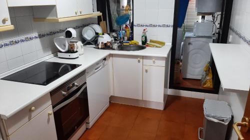 Estupendo apartamento en San Vicente do Mar O Grove的厨房或小厨房
