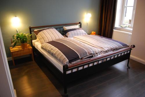 戈斯拉尔宫殿公寓酒店的卧室内的一张带两个枕头的床