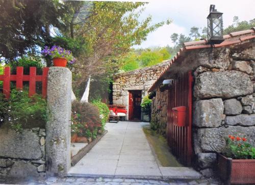 塞亚里贝拉乡村民宿的一座石头房子,有红色的围栏和人行道