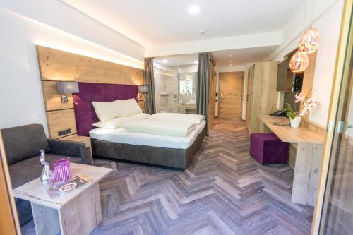 皮茨河谷圣莱昂哈德甘多夫酒店的一间卧室设有一张床和一间客厅。