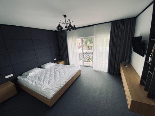 StarunyaHotel Terrazzo的一间卧室设有一张床和一个大窗户