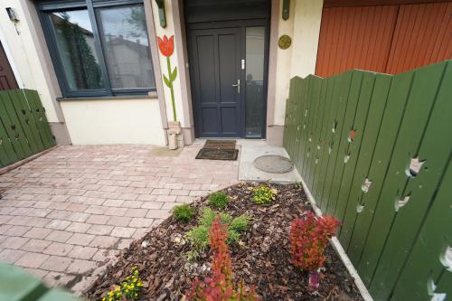 瓦茨Tulip Home Guest House的门前花园