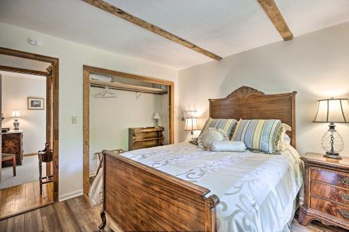 Charming Cottage Less Than 10 Mi to Wineries and Skiing!客房内的一张或多张床位