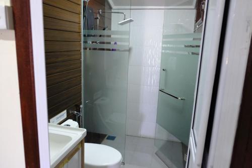 瓜拉丁加奴D'Razna Chalet Pantai Seberang Takir的一间带卫生间和玻璃淋浴间的浴室