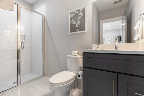 查尔斯顿The Santee Suite at 122 Spring的浴室配有卫生间、淋浴和盥洗盆。