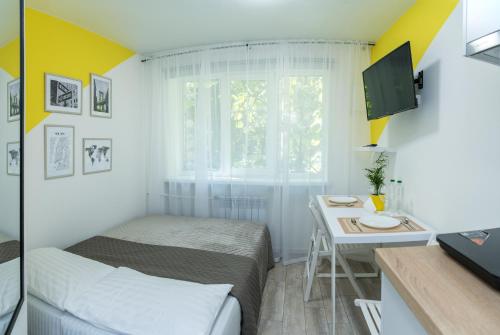 基辅MF Апартаменти пр-т Берестейський 106А的小房间设有一张床和一张小桌子