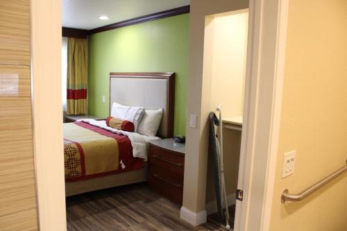 奥克兰奥克兰帝国酒店的一间酒店客房 - 带一张床和一间浴室