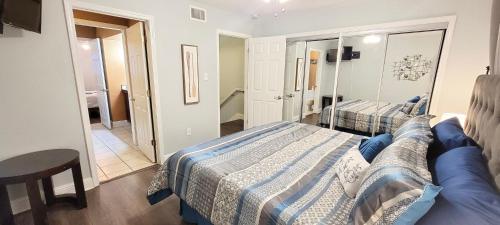比洛克西Seaside Gem的一间卧室配有两张床和蓝色的沙发