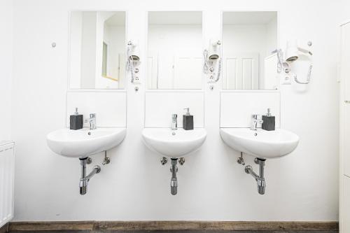 维也纳Space Home Apartment - City Center的浴室设有两个水槽和墙上的镜子