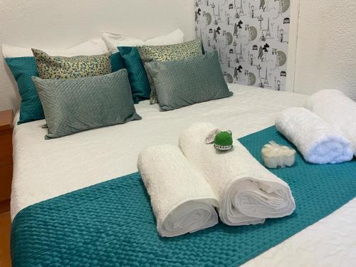 阿尔巴塞特Apartamento de 1 dormitorio en buena ubicación的一张带毛巾和枕头的床