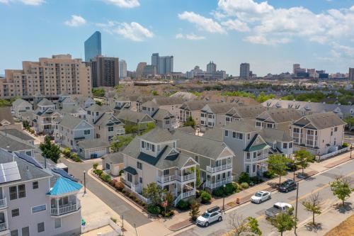 大西洋城The Lucky Beach House, The Most Popular Beach House in Atlantic City! WOW!的城市房屋的空中景观