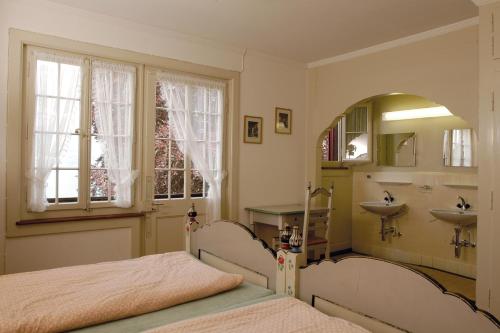 莱西根莱西根青年旅舍的一间卧室配有床、水槽和镜子