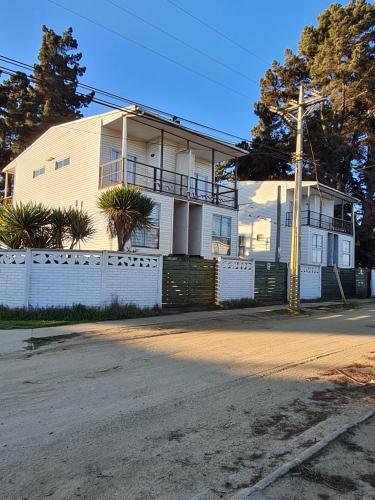 阿尔加罗沃Cabañas Costa Norte的前面有栅栏的白色房子