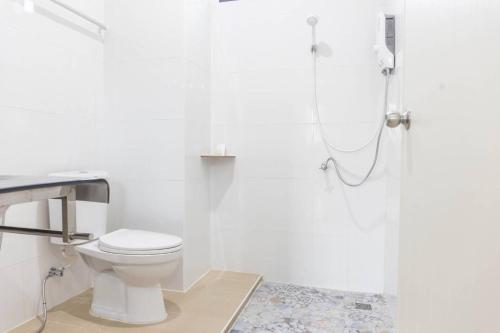 Ban Chamun (2)Yaibua Hotel的白色的浴室设有卫生间和淋浴。