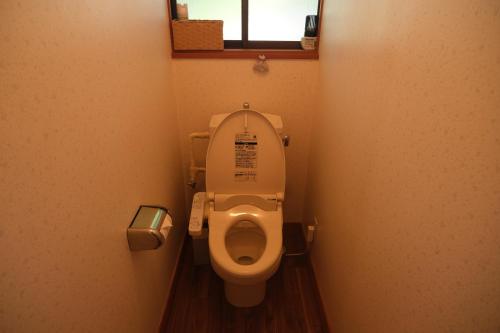 Oshuフォレストコテージ奥州的一间小浴室,在摊位设有厕所