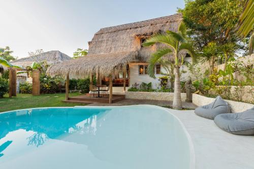 金巴兰Le Yanandra Bali Resort的别墅前方设有游泳池