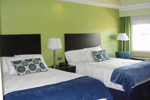 伯灵顿星光汽车旅馆的酒店客房设有两张床和窗户。
