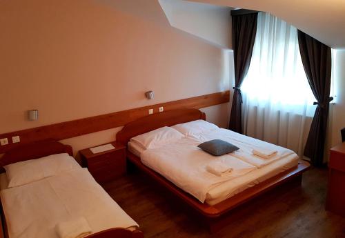 科巴里德Gostišče Jazbec的一间卧室设有一张床和一个窗口