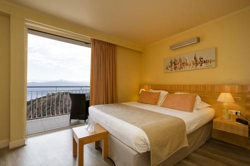 皮亚纳卡波罗索酒店的酒店客房设有一张床和一个大窗户