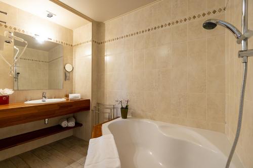 皮亚纳卡波罗索酒店的带浴缸和盥洗盆的浴室