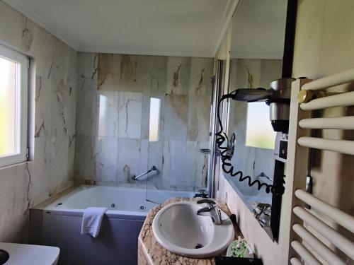 莱昂诺尔米龙酒店的一间浴室