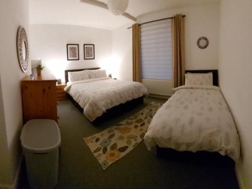 西基尔布赖德LAWFIELD R&R的一间卧室设有两张床和窗户。