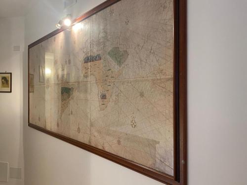 泰拉西尼Villa Serendipity Terrasini的挂在墙上的世界地图