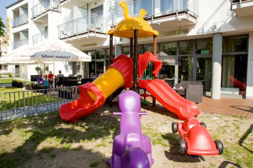 亚斯塔尔尼亚亚斯塔尔尼亚酒店的大楼前的游乐场,配有多彩的游戏设备