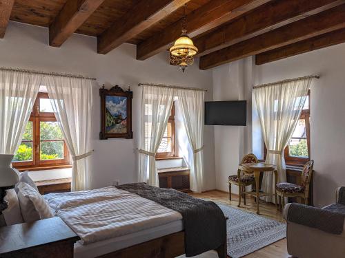 锡吉什瓦拉La Teo Pensiune si Pivnita的一间设有床铺的卧室,位于带窗户的房间内