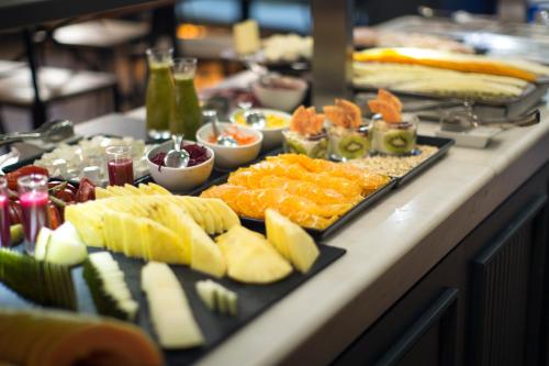 格乔多摩升佩蒂特宫酒店的自助餐,餐桌上有许多不同类型的食物