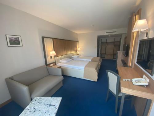 索非亚传奇酒店的酒店客房,配有床和沙发
