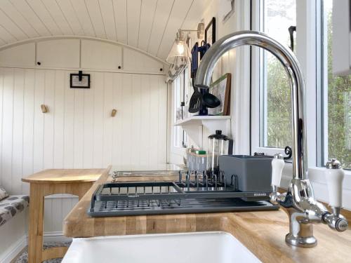 斯旺西The Duck House的厨房配有水槽和台面