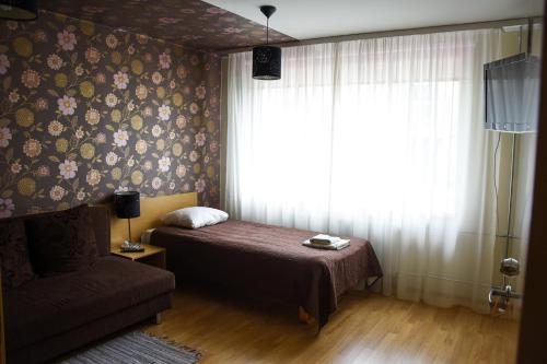 Vao维罗旅馆的一间卧室设有床、窗户和沙发