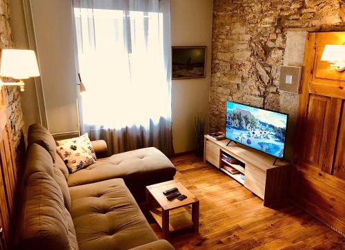 库雷萨雷Kohtu Apartment Epoch的带沙发和平面电视的客厅