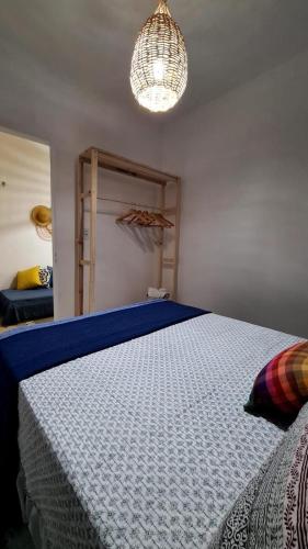 巴伊亚福尔莫萨Formosinha的一间卧室配有一张床和一个吊灯