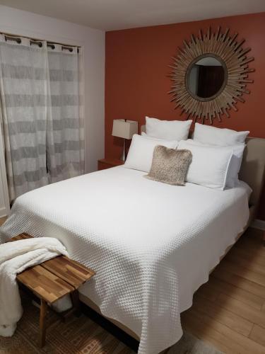 西雅图Water View Home的卧室配有一张白色大床和镜子
