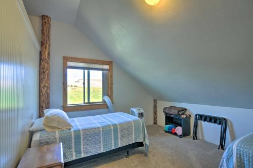 Cozy Henrieville Cabin 18 Mi to Bryce Canyon NP!客房内的一张或多张床位