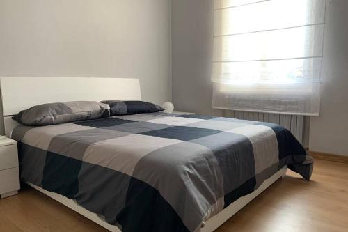 基耶蒂Il Villino in città的一间卧室配有一张带蓝白色毯子的床
