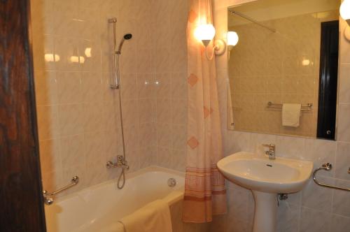 华沙Hotel "Zajazd Napoleoński"的浴室配有盥洗盆、卫生间、浴缸和盥洗盆。