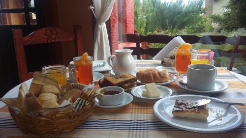 埃尔卡拉法特卢卡胡厄旅馆的餐桌,早餐包括面包和橙汁
