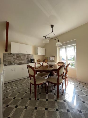 巴尼奥勒德日洛恩Le Grand Chalet的厨房配有餐桌和椅子