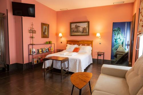 安度亚尔Palacio Sirvente Mieres - PARKING GRATUITO的酒店客房,配有床和沙发