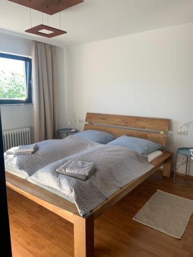 于林根-比肯多夫Ferienwohnung Klosterblick的一间卧室,卧室内配有一张木床