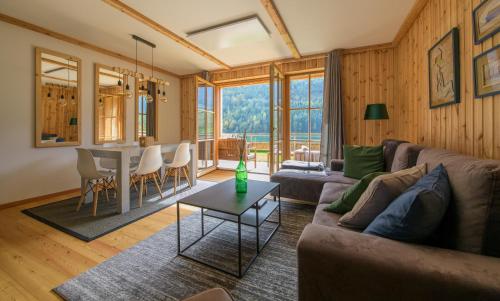 CHALET am Schneeberg See的休息区