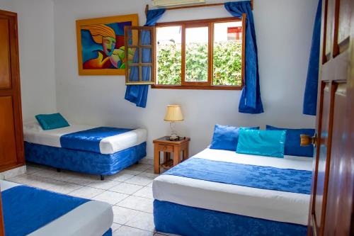 南圣胡安HC丽日酒店的一间卧室设有两张床和窗户。
