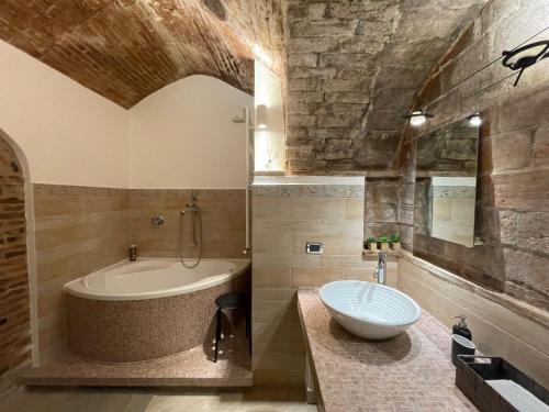 卡斯塔涅托卡尔杜奇Il granaio的一间带大浴缸和水槽的浴室