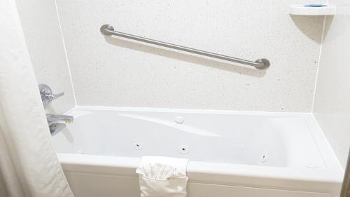 罗维莎劳伦斯维尔智选假日酒店及套房的一间酒店客房内的浴缸,配有毛巾