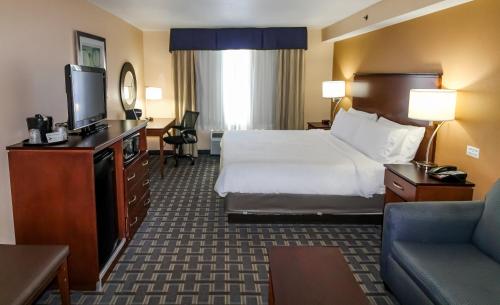 可可海滩智选假日套房酒店客房内的一张或多张床位