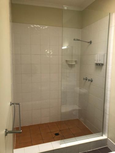 BiloelaBiloela Centre Motel & Steakhouse Restaurant的浴室里设有玻璃门淋浴